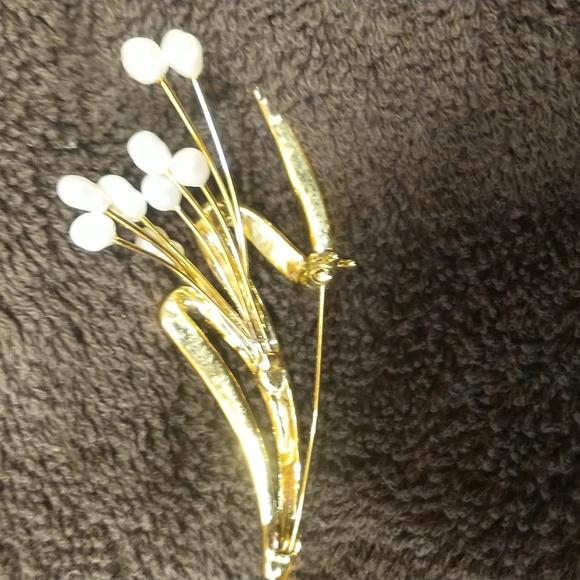 Freshwater pearl spray brooch. - Picture 4 of 5